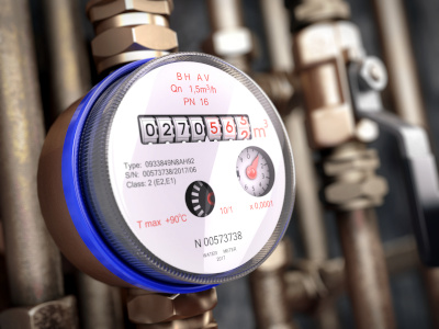 Compteur d'eau affichant une alerte rouge pour coût élevé