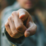 Mano señalando al espectador, símbolo de responsabilidad personal