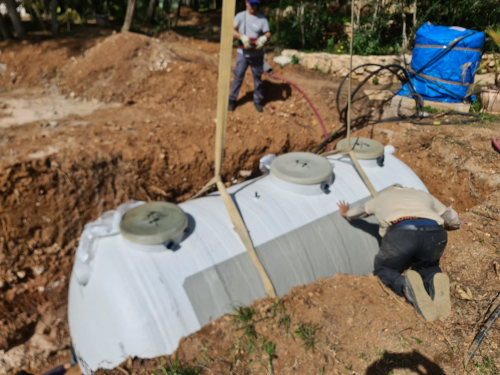 Installation de réservoirs pour système de traitement de l’eau dans une ferme rurale - Projet HarmonyBio