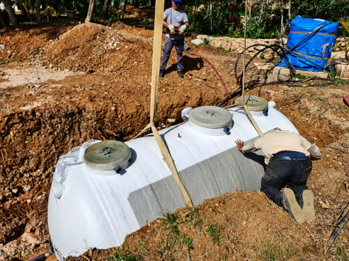 Instalación de depósitos para sistema de tratamiento de agua en finca rural - Proyecto HarmonyBio